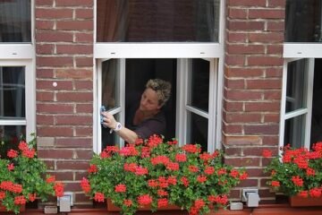 Adiós a sacudir el felpudo por la ventana: las multas ya llegan a 3.000 euros