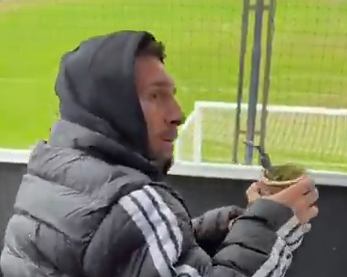 Messi reaparece tomando mate en un partido de la cuarta división en el que la figura fue otro Messi