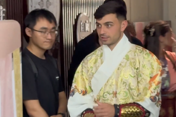 Pedri triunfa en China: invitado a la liga de moda y probando el ancestro chino del fútbol