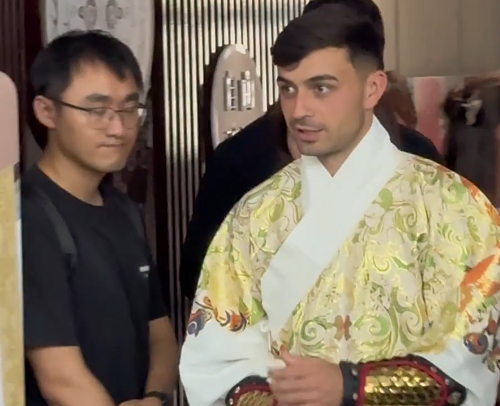 Pedri triunfa en China: invitado a la liga de moda y probando el ancestro chino del fútbol