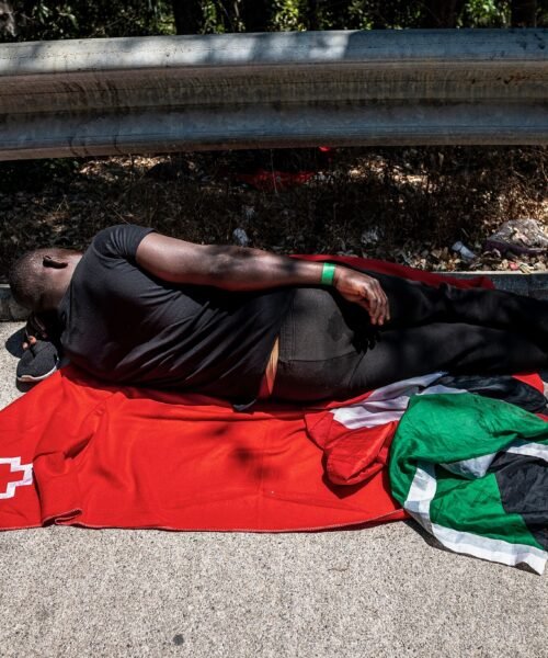 El colapso del CETI deja a decenas de migrantes durmiendo en la calle mientras Ceuta recupera tres cadáveres del mar