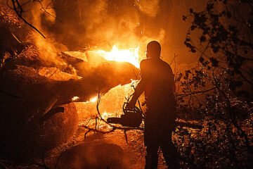 Una madrugada «como el infierno» en el Valle del Tiétar: «Conseguimos salvar del fuego lo máximo que se podía»