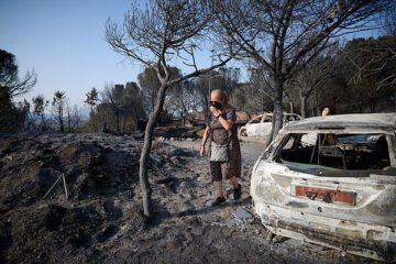 La ansiada vuelta a casa de los desalojados: «Estaba llegando y me temblaban las piernas. La finca la daba por quemada, pero la casa… pensaba que no»