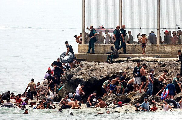 España sufre la mayor crisis en sus fronteras ante la «permisividad de Marruecos» y la parálisis del Gobierno durante ocho horas
