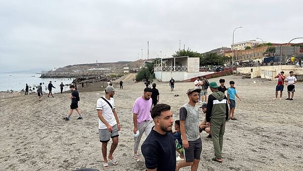 «Se acabó»: unas decenas de migrantes empiezan a regresar a Marruecos por la playa tras entrar miles durante 24 horas