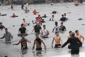 Entrada masiva de inmigrantes a Ceuta desde Marruecos, en directo  | El Gobierno asegura que 25.000 inmigrantes han regresado ya desde Ceuta a Marruecos