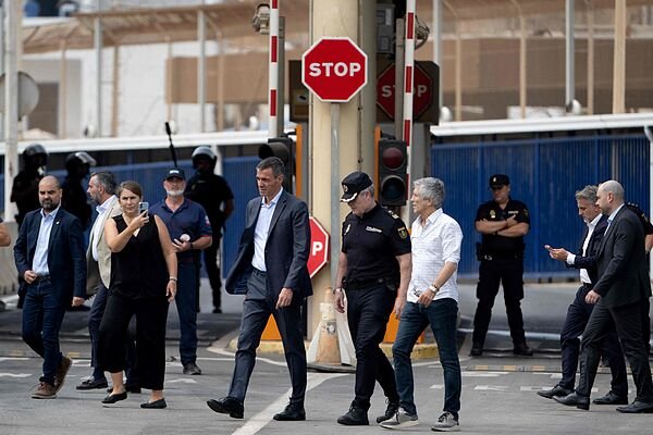 Decenas de personas reciben a Sánchez y a Marlaska frente al ayuntamiento de Ceuta con pitos y gritos de «dimisión»