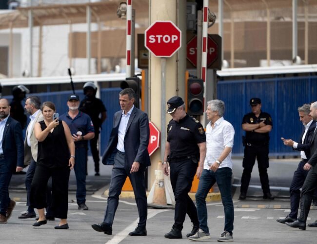 Decenas de personas reciben a Sánchez y Marlaska en Ceuta con pitos, insultos y gritos de «dimisión»