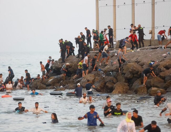Ceuta, invadida por miles de magrebíes: «Lo hemos conseguido, el mar me ha sonreído»