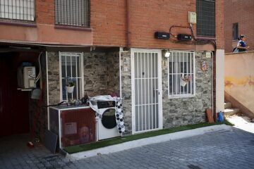 Cuando vivir en garajes de 30 metros cuadrados es la mejor opción en Orcasur: «Es inhumano»