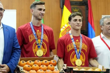 Fabián y Gavi reciben su peso en tomates como homenaje por ganar el Mundial