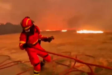 El viento complica la extinción del incendio de Zaragoza: «¡Preparad las mangueras que está aquí!»