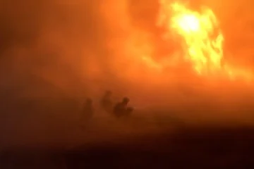 Impresionante imagen de efectivos de la UME arrodillados frente al fuego avivado por fuertes rachas de viento