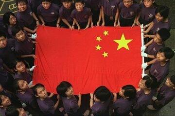 China condena a tres años de prisión al artista Gao Zhen tras «burlarse» de Mao