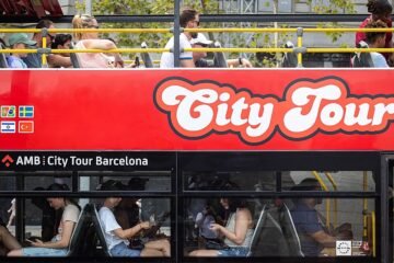De ruta en un bus turístico de Barcelona: «Me han llegado a preguntar cuándo veríamos la Alhambra o llegaríamos al Bernabéu»