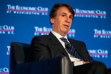 Un CEO multimillonario, un pueblo de los Hamptons y la interminable pelea por un chiringuito de mariscos