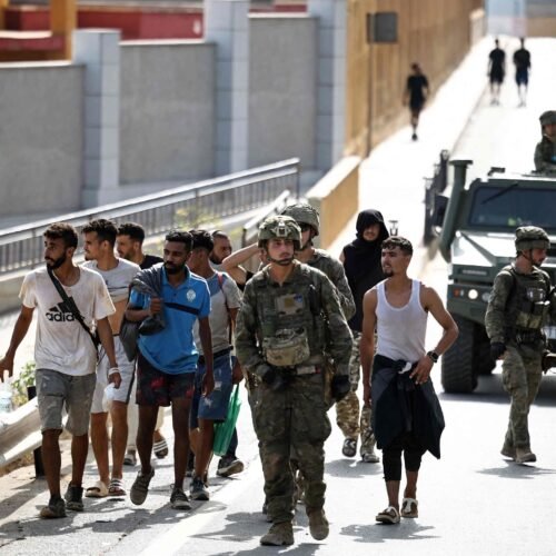 Entrada de inmigrantes a Ceuta desde Marruecos, en directo | Las barreras de contención en el espigón de Ceuta ya están plenamente operativas