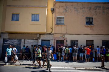 Entrada de inmigrantes a Ceuta desde Marruecos, en directo | Vivas traslada a Prohens la «grave situación» que atraviesa Ceuta tras la crisis migratoria y pide «blindaje» a Europa