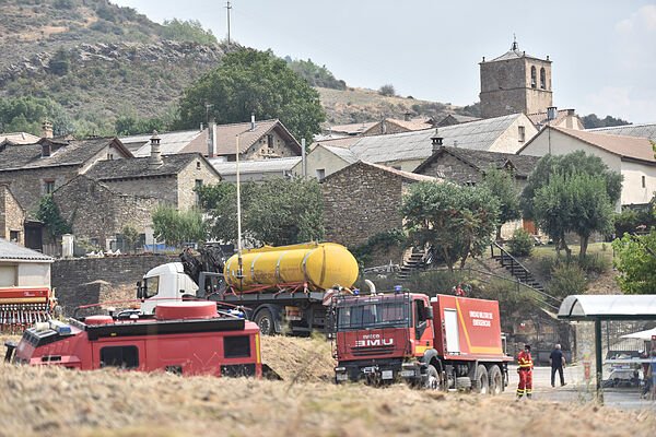 Un militar muerto y 3 heridos al volcar una autobomba de la UME en el incendio de Las Peñas de Riglos