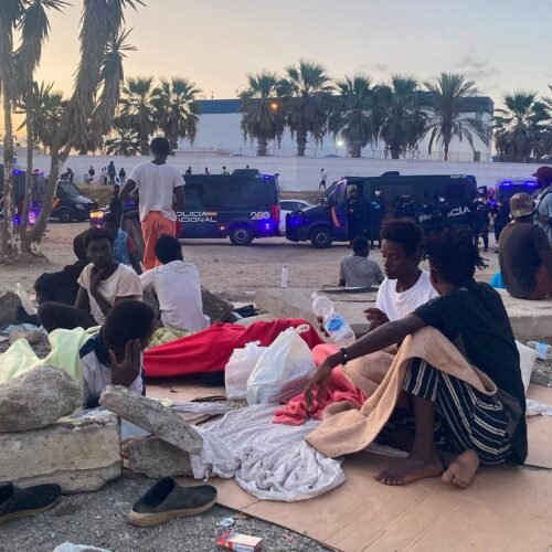 La Policía desaloja a más de 3.000 subsaharianos y magrebíes de la playa del Trampolín en Ceuta