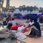 La Policía desaloja a 4.000 subsaharianos y magrebíes de la playa del Trampolín en Ceuta