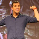Qué fue de Bear Grylls, el aventurero de El último superviviente que conoció (y se enamoró) a su mujer justo antes de irse al Himalaya