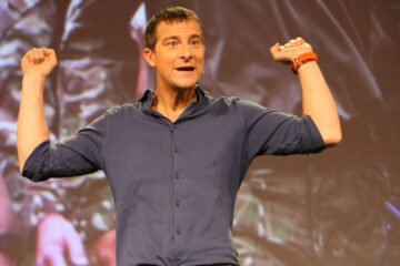 Qué fue de Bear Grylls, el aventurero de El último superviviente que conoció (y se enamoró) a su mujer justo antes de irse al Himalaya
