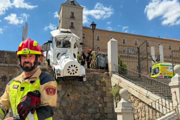 El tren turístico de Toledo se pone en marcha sin conductor, atropella a un turista y queda suspendido junto al Alcázar