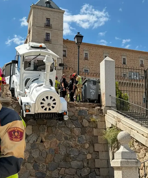 El tren turístico de Toledo se pone en marcha sin conductor, atropella a un turista y queda suspendido junto al Alcázar