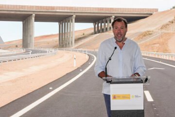 Puente trata de rebajar el debate sobre el relevo de Sánchez: «Lo que he dicho sirve para la sucesión del Papa, de Mbappé o del novio de Angelina Jolie»