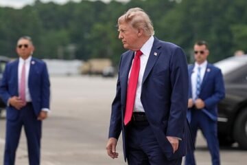 Trump anuncia que subirá a 50% los aranceles a los coches y el acero de Canadá a partir de 2027