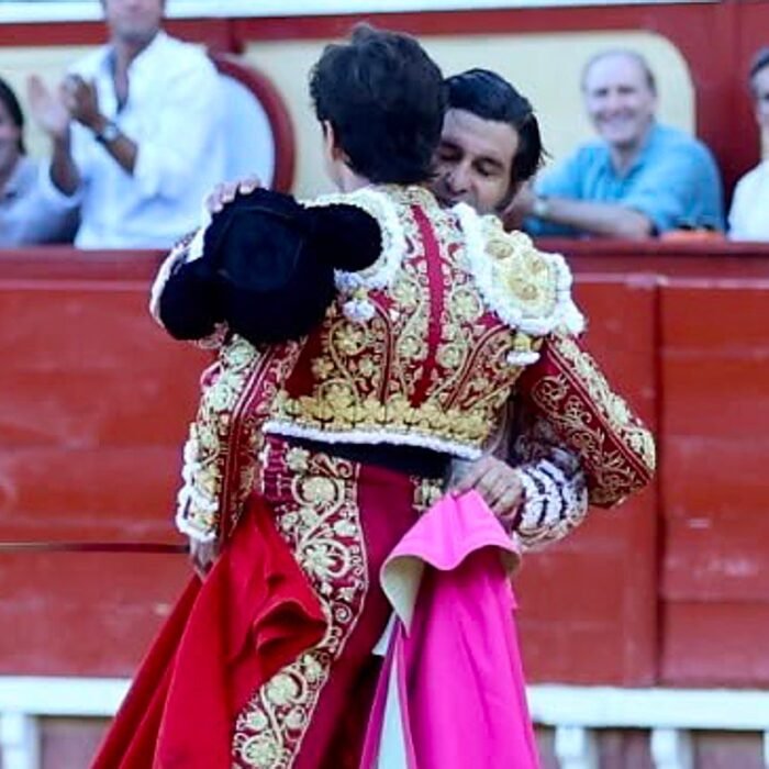 Un año después de la guerra, Roca Rey brinda un toro a Morante en El Puerto