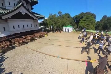 Casi 2.000 voluntarios arrastran un castillo de 360 toneladas con cuerdas y raíles en Japón