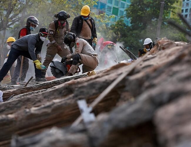 Cali trabaja contra reloj para rescatar vida bajo los escombros