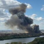 El incendio de una nave de reciclaje deja una gigantesca columna de humo en el norte de Londres