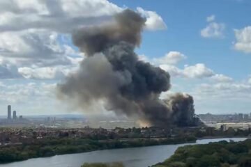 El incendio de una nave de reciclaje deja una gigantesca columna de humo en el norte de Londres