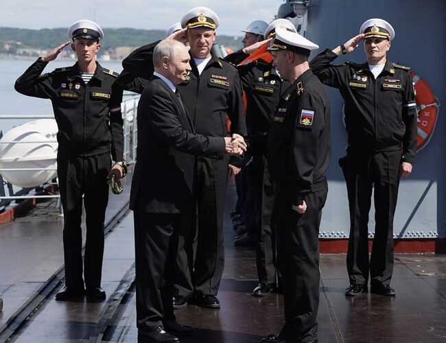 Putin amenaza con confiscar barcos europeos si la UE aborda sus petroleros  ‘flota fantasma’