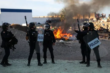 Manifestantes de Ceuta queman chabolas de los inmigrantes en la playa del Trampolín