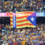 Esteladas en el Camp Nou tras haber animado Laporta a la afición a llevarlas al estadio