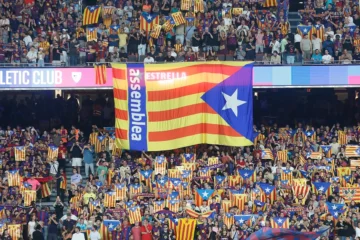 Esteladas en el Camp Nou tras haber animado Laporta a la afición a llevarlas al estadio