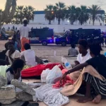 Comienza el desalojo de miles de migrantes de la playa ceutí de El Trampolín
