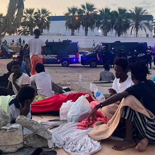 Comienza el desalojo de miles de migrantes de la playa ceutí de El Trampolín