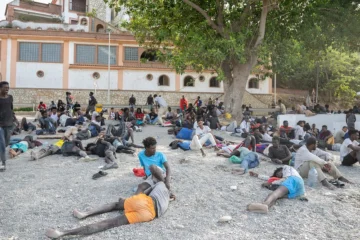Los alrededores del CETI en Ceuta se llenan de inmigrantes tras la crisis con Marruecos