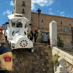 Un tren turístico vacío se pone en marcha, arrolla a un turista y se queda suspendido en Toledo