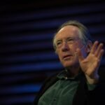 Ian McEwan: «Sólo un idiota compartiría sus pensamientos íntimos en internet»