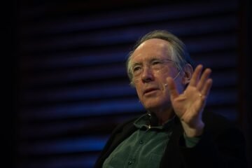 Ian McEwan: «Sólo un idiota compartiría sus pensamientos íntimos en internet»