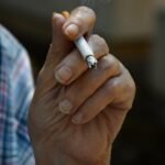 Un estudio explica por qué los fumadores tienen menor riesgo de párkinson y no es por el tabaco