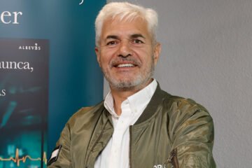 Agustín Bravo, de rostro de la tele a locutor y actor teatral: «Cuando salía de mi camerino generalmente entraba en el de Carmen Sevilla y le daba un beso»