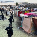 La Policía Nacional empieza a desalojar los asentamientos de inmigrantes alrededor de la desaladora de Ceuta