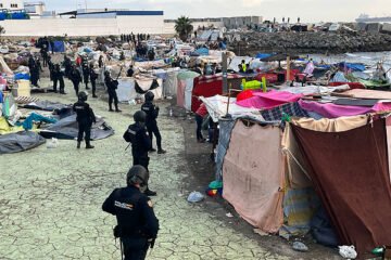 La Policía Nacional desmantela un asentamiento de inmigrantes junto a la desalinizadora de Ceuta